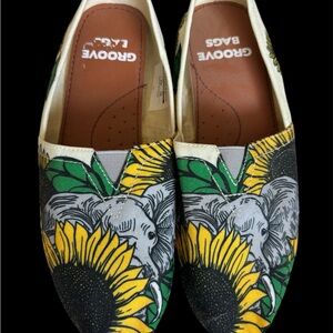 Groove Women's Elephant Sunflower Flats